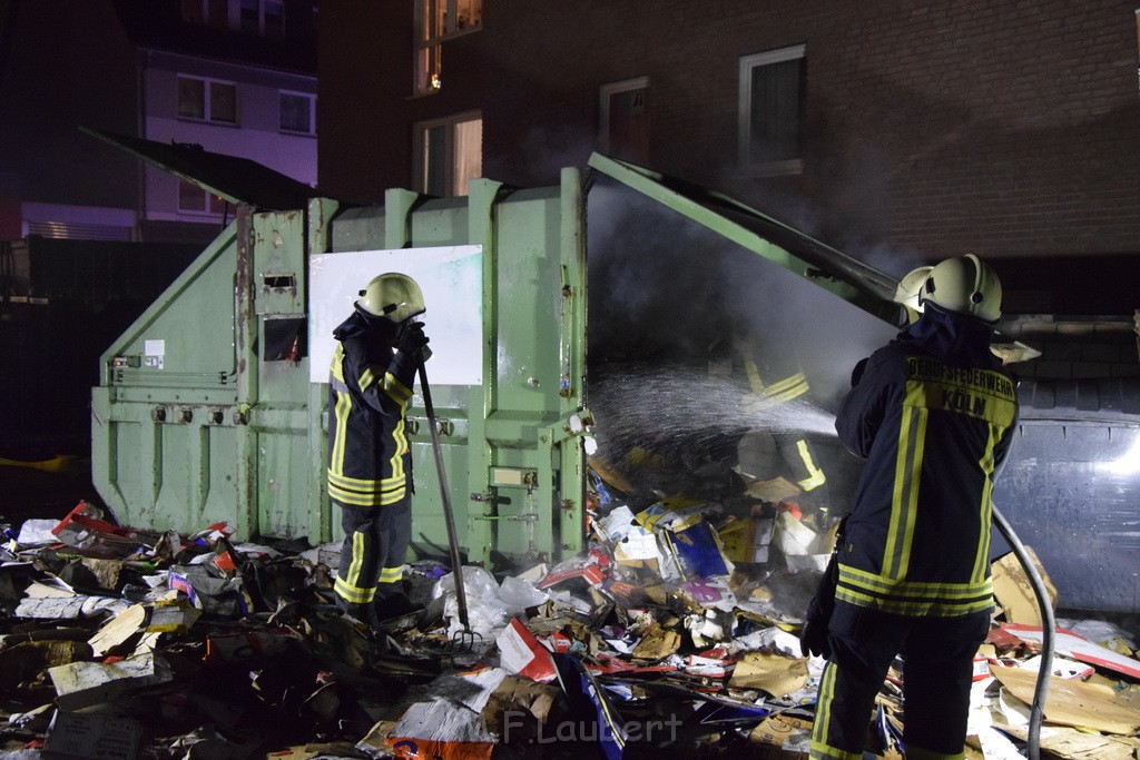 Feuer Papp Presscontainer Koeln Hoehenberg Bochumerstr P388.JPG - Miklos Laubert